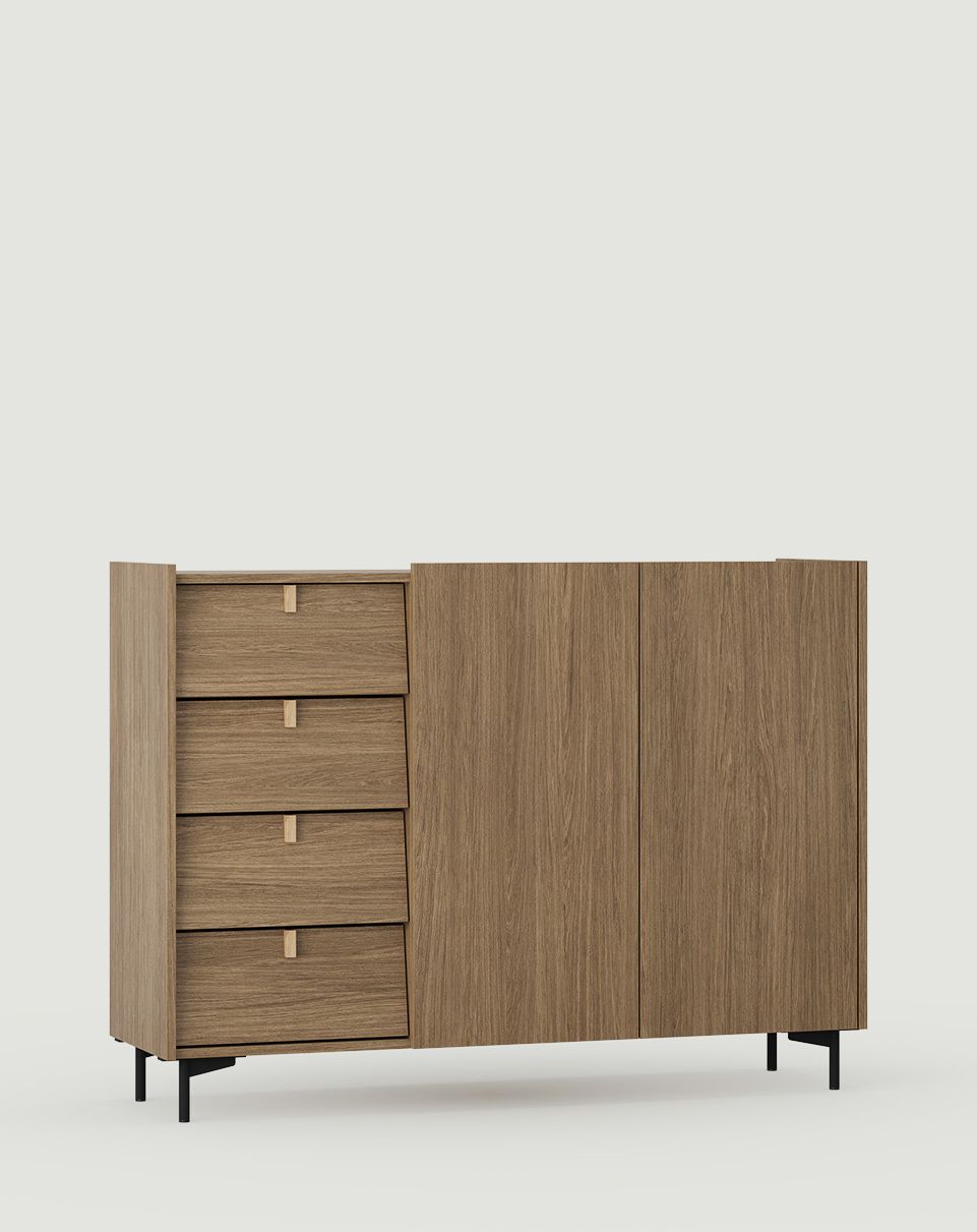 SKRA SKR27 M Kommode
Farbe: Mousse au Chocolat
Beine: Schwarz
Griff: Eiche Wedge
                            
                            