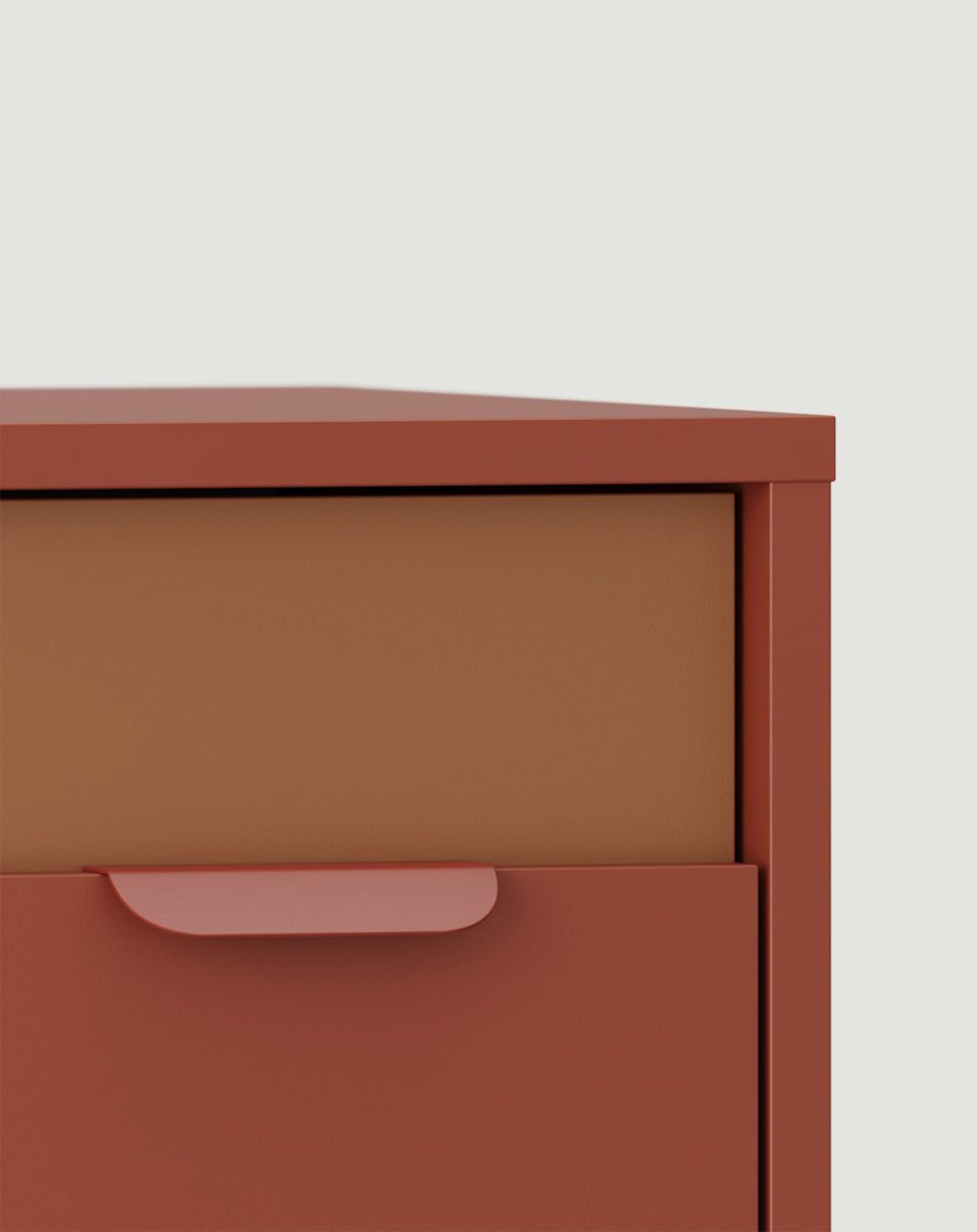 Kommode mit sechs Schubladen LAYERS LAY12
Farbe: Fiery Terracotta
Farbe der Front: Sahara Deep
Griff: Griff LAYERS 110 Fire Terracotta