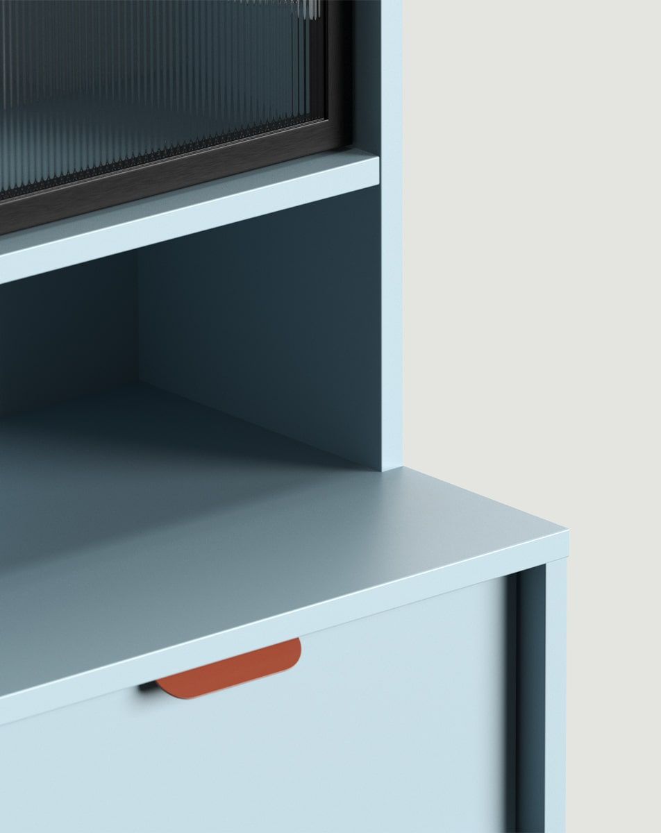 SIGI KRS01 Anrichte
Farbe: Taubenblau
Glas: Ornamental geriffelt
Griff: LAYERS 110 Fire Terracotta Kantengriff