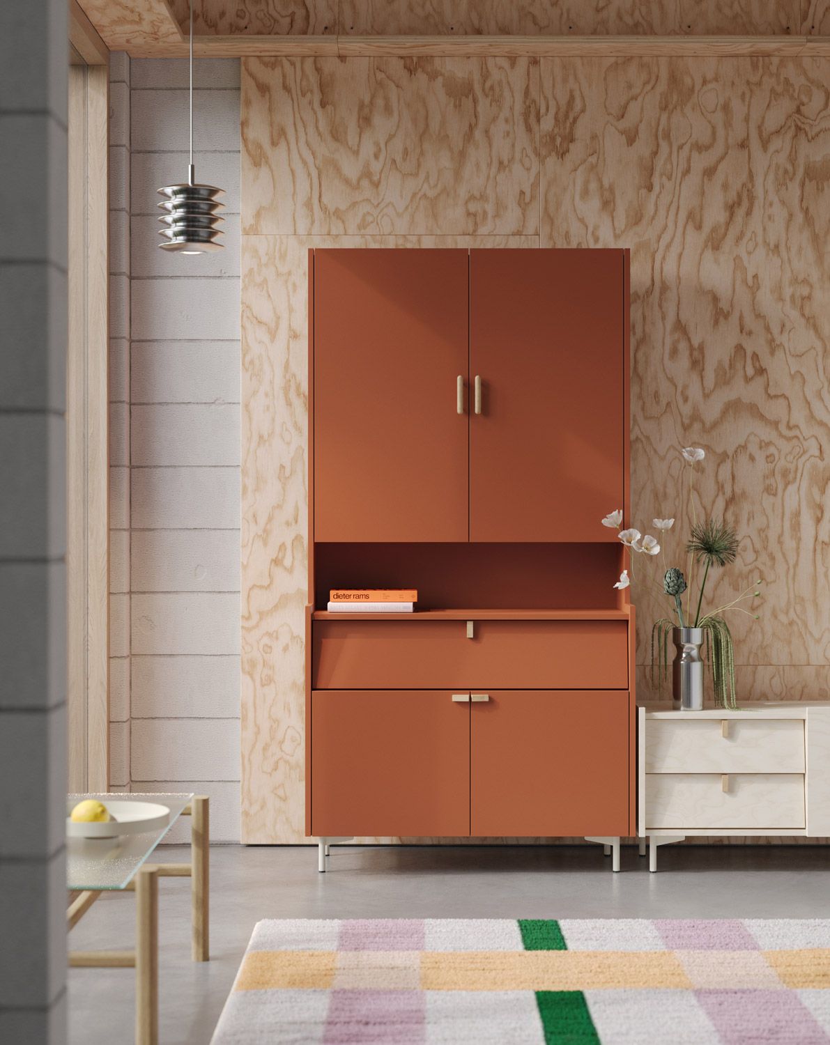 SKRA SKR39 Anrichte
Farbe: Fiery Terracotta
Beine: Milky Way
Griff oben: Eiche Zigarre
Unterer Griff: Eiche Wedge