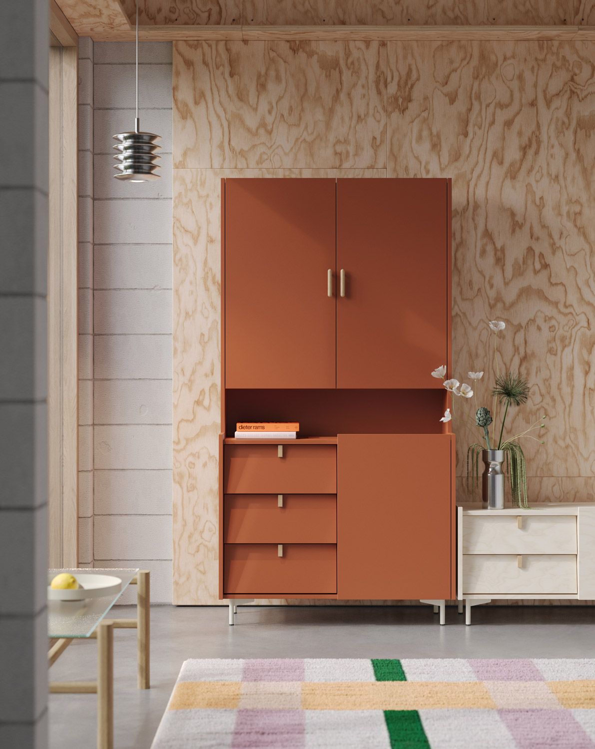 SKRA SKR40 Anrichte
Farbe: Fiery Terracotta
Beine: Milky Way
Oberer Griff: Eiche Zigarre
Unterer Griff: Eiche Wedge