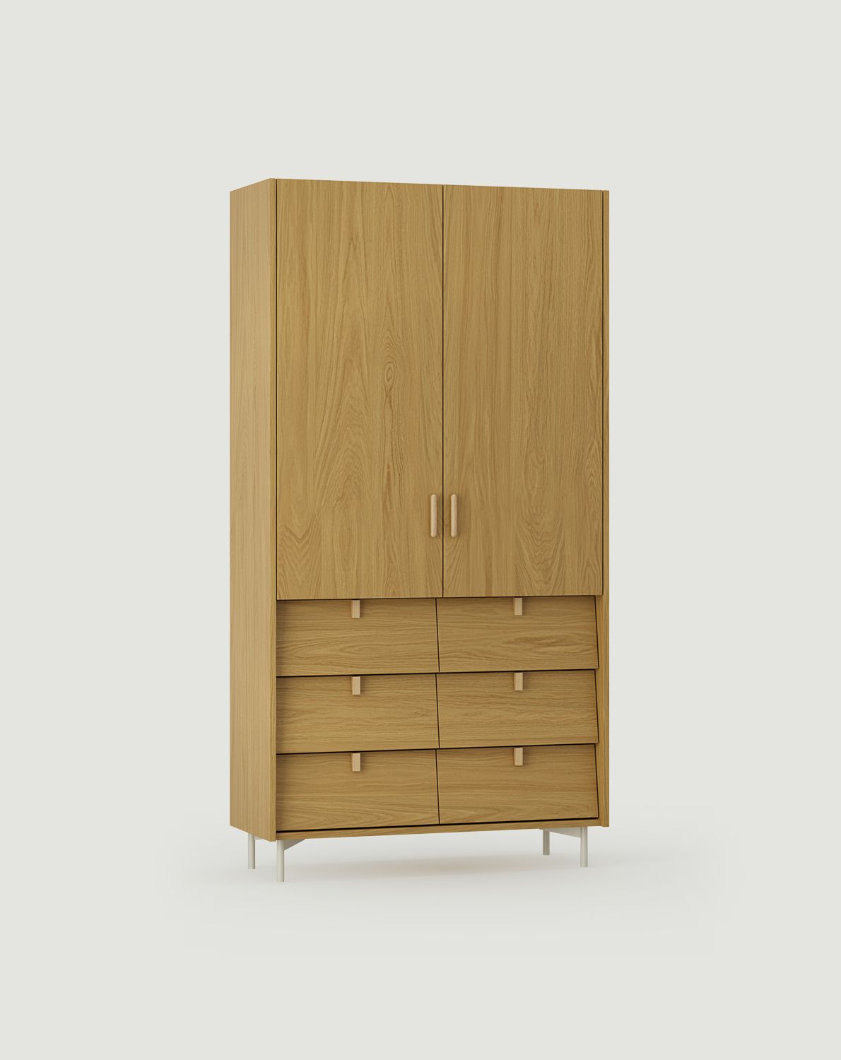 SKRA SKR49 Kleiderschrank
Farbe: Eiche Natur furniert
Oberer Griff: Zigarreneiche
Unterer Griff: Eiche Wedge
Bein: Milky Way
