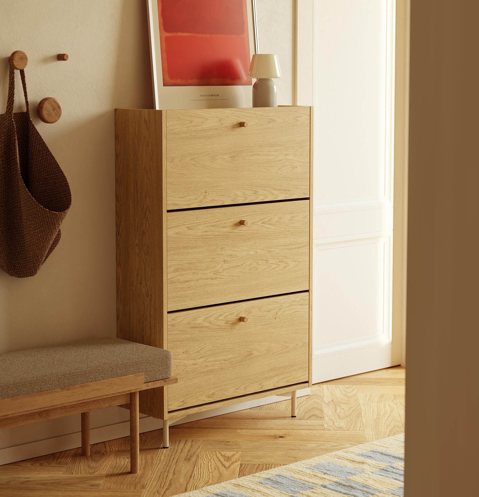 Klappenschuhschrank SKRA SKR82
Farbe: Baltische Eiche
Griff: Eichenholzknauf
Beine: Milky Way