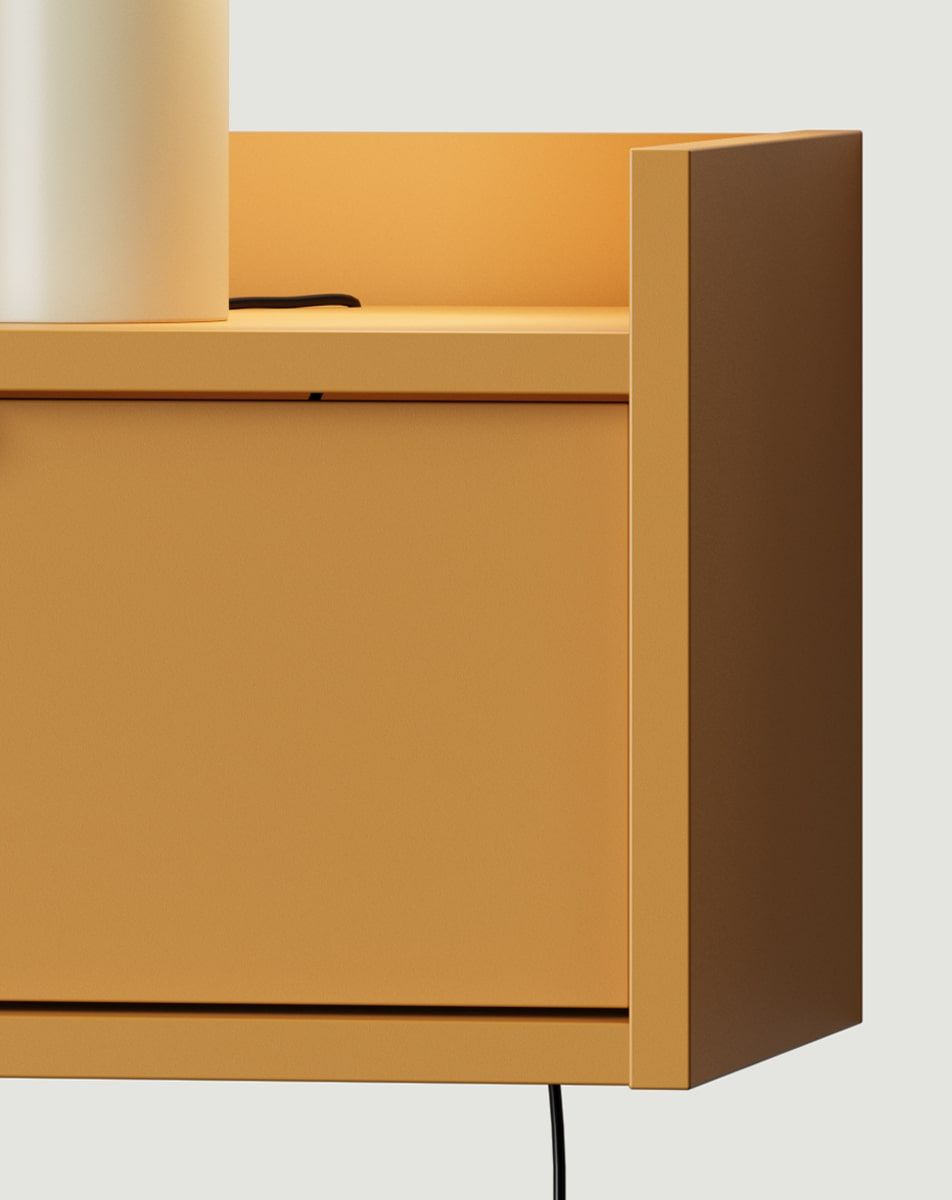 Hängender Nachttisch SIGI SNS06
Farbe: Senf Vintage