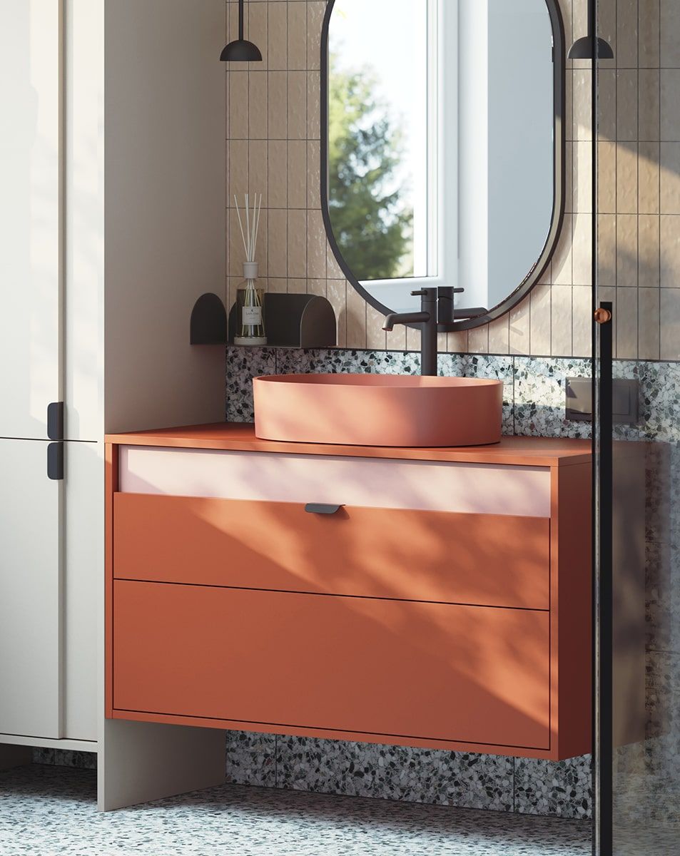 OMNIRES Wand-Waschtischschrank mit Schubladen LAYERS LAY63
Farbe: Feuriges Terrakotta
Zweite Schicht Frontfarbe: Antique Rose
Griff: LAYERS 110 Black Onyx
Waschbecken: OVO M+ Midnight Blue OMNIRES
Wasserhahn: Tall Y Schwarz OMNIRES