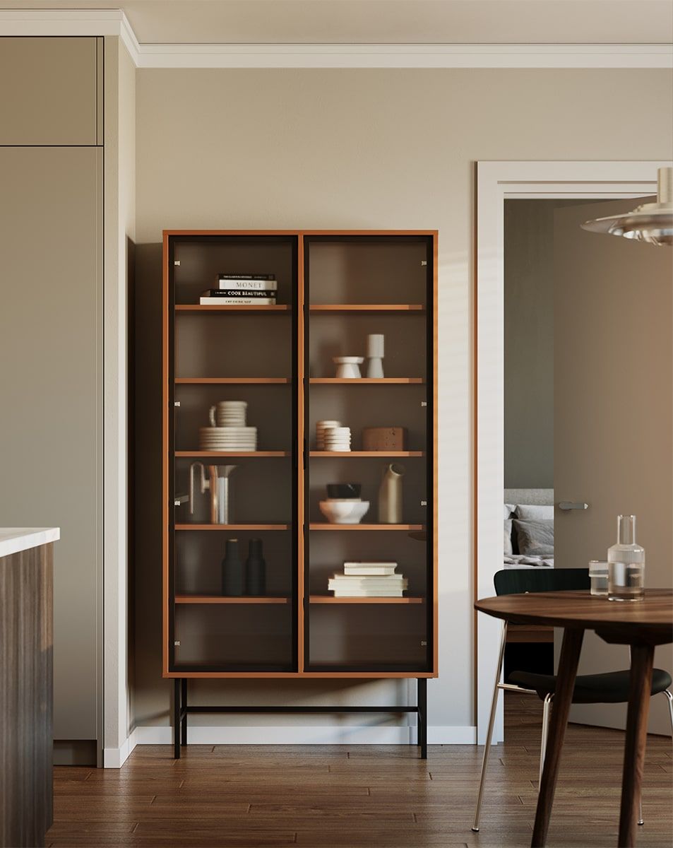 SIGI WS1 Vitrine
Farbe: Sahara Deep
Glas: Ornamentales Mons-Glas
Bein: Schwarz
Griff: LING-Griff Schwarz
                            