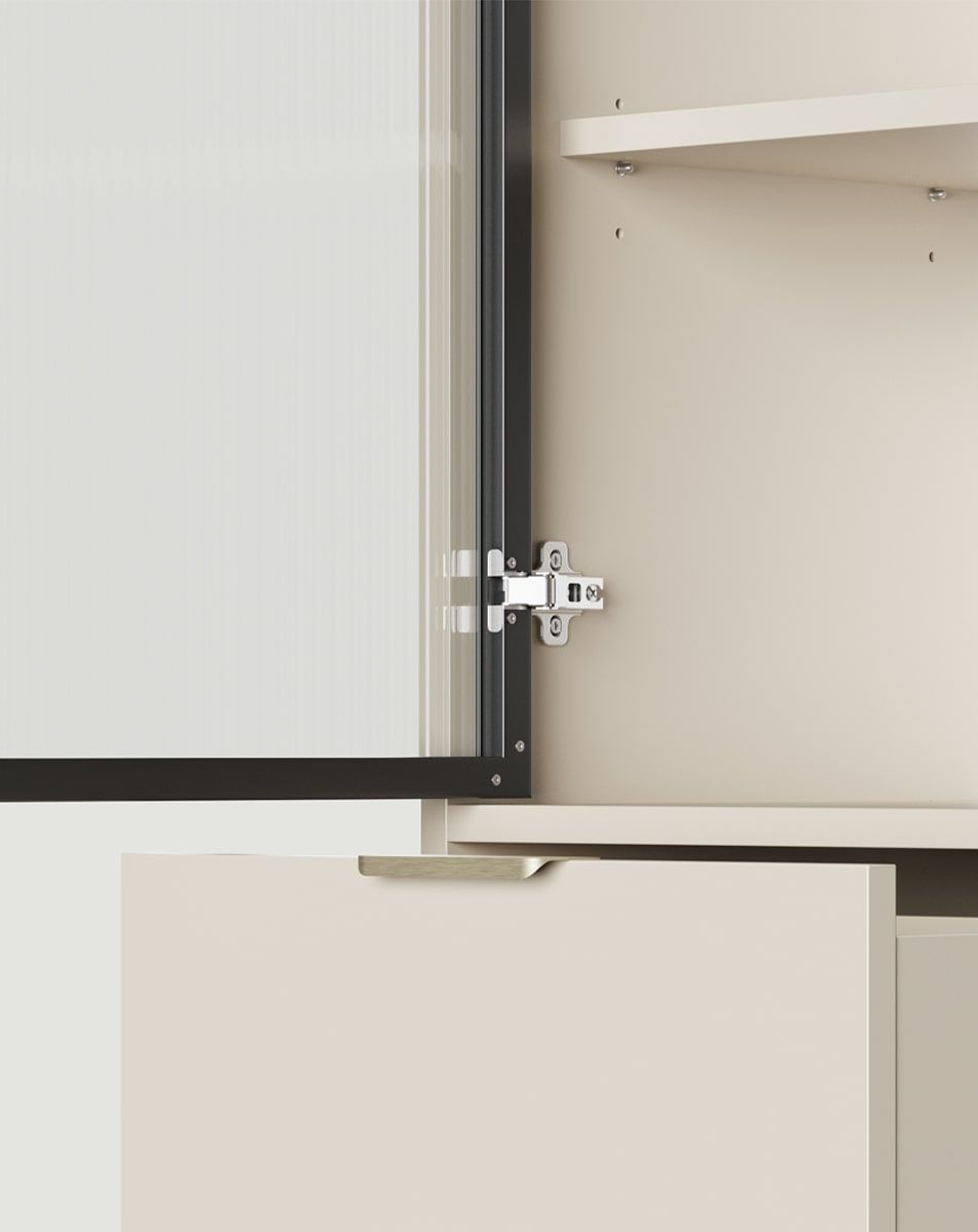 SIGI WSM2 Vitrine
Farbe: Champagner Beige
Glas: Geriffeltes Ornamentglas
Griff: LING Goldgriff